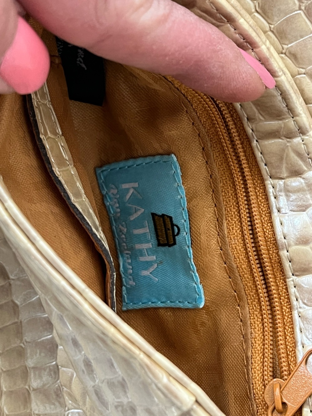 Kathy Van Zeeland Metallic Ivory Gold Croc-Embossed Crossbody EUC Y2K LIKE NEW - Picture 2 of 9